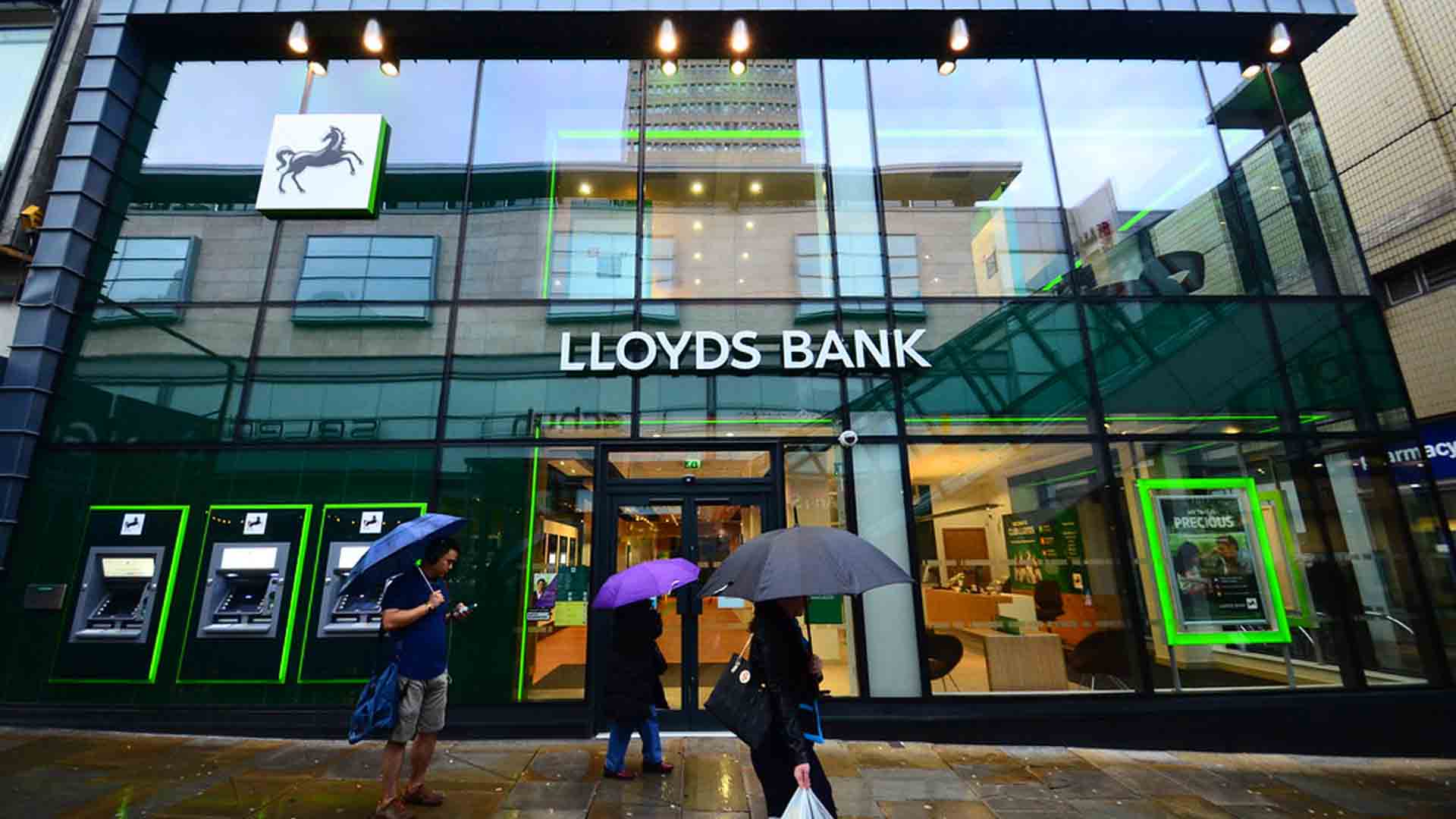 Las calles principales del Reino Unido perderán más de 400 sucursales bancarias